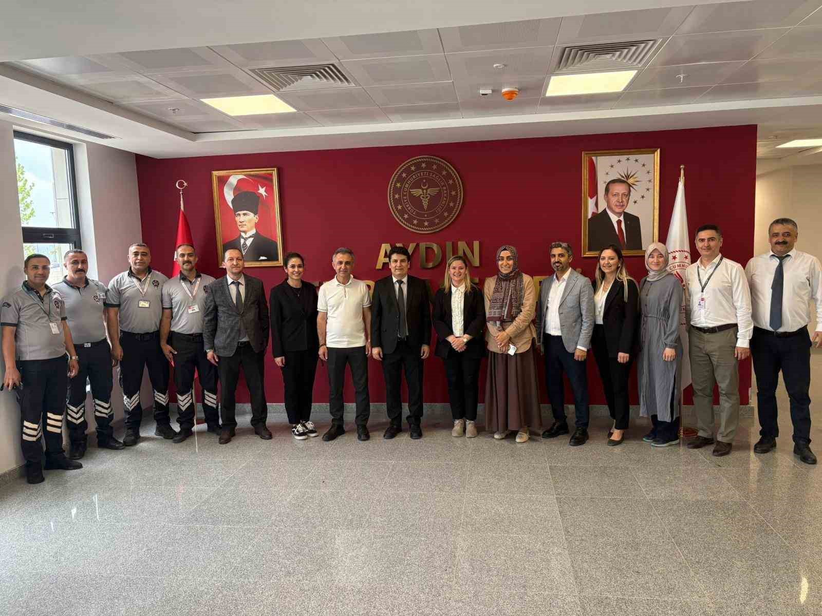 aydin-sehir-hastanesinde-personelin-bayrami-kutlandi-wsSHfwAE.jpg