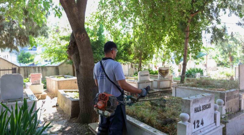 Aydın’da bayram öncesi mezarlıklar bakımdan geçiriliyor