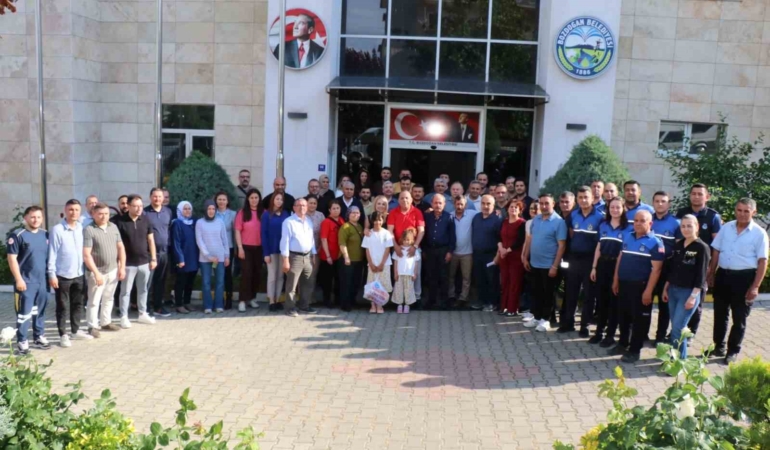 baskan-ozel-belediye-personeliyle-bayramlasti-QCJU61jv.jpg