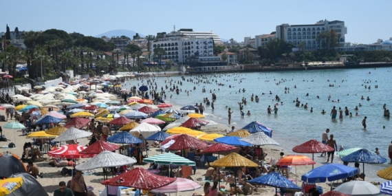 bayram-tatilinde-turizmin-kalbi-kusadasinda-atti-b7jN9Ti6.jpg