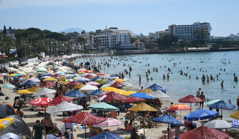 bayram-tatilinde-turizmin-kalbi-kusadasinda-atti-b7jN9Ti6.jpg