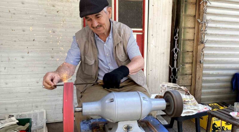 Bıçakçılarda bayram mesaisi Bıçakçılarda bayram mesaisi