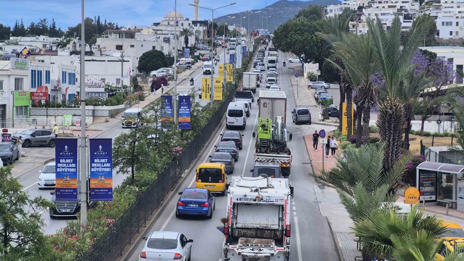 bodruma-24-saatte-20-bin-arac-giris-yapti-LR6vxZQZ.jpg