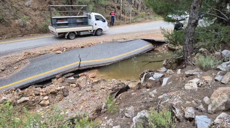Bodrum’da ana isale hattı patladı, yol dereye döndü