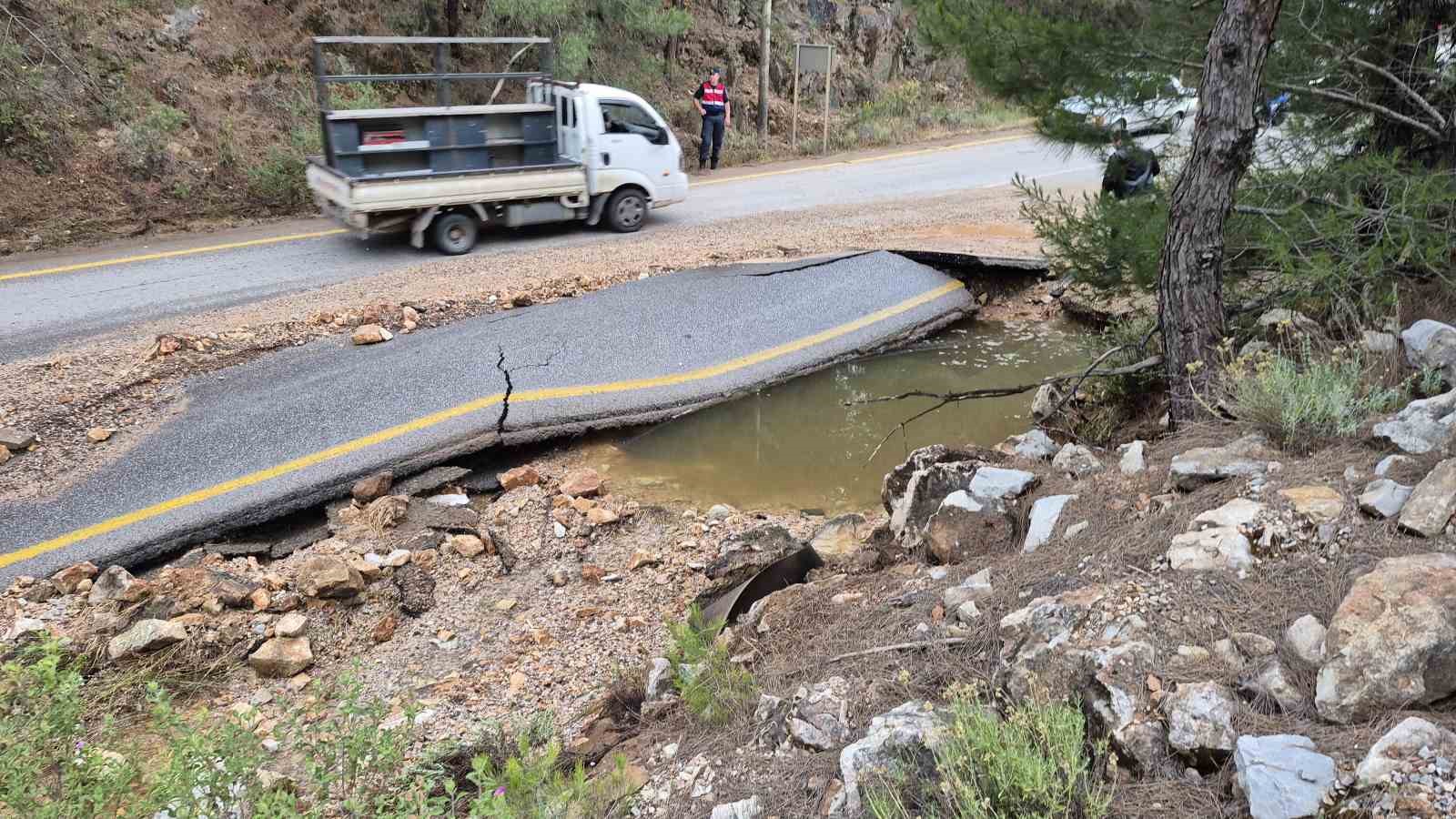 bodrumda-ana-isale-hatti-patladi-yol-dereye-dondu-bSu7xXkH.jpg