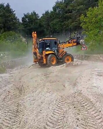 Buldan’da etkili şiddetli dolu yolları kapattı