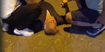 cikan-kavgada-basindan-yaralandi-kanlar-icinde-yerde-kaldi-U1wvmCHl.jpg