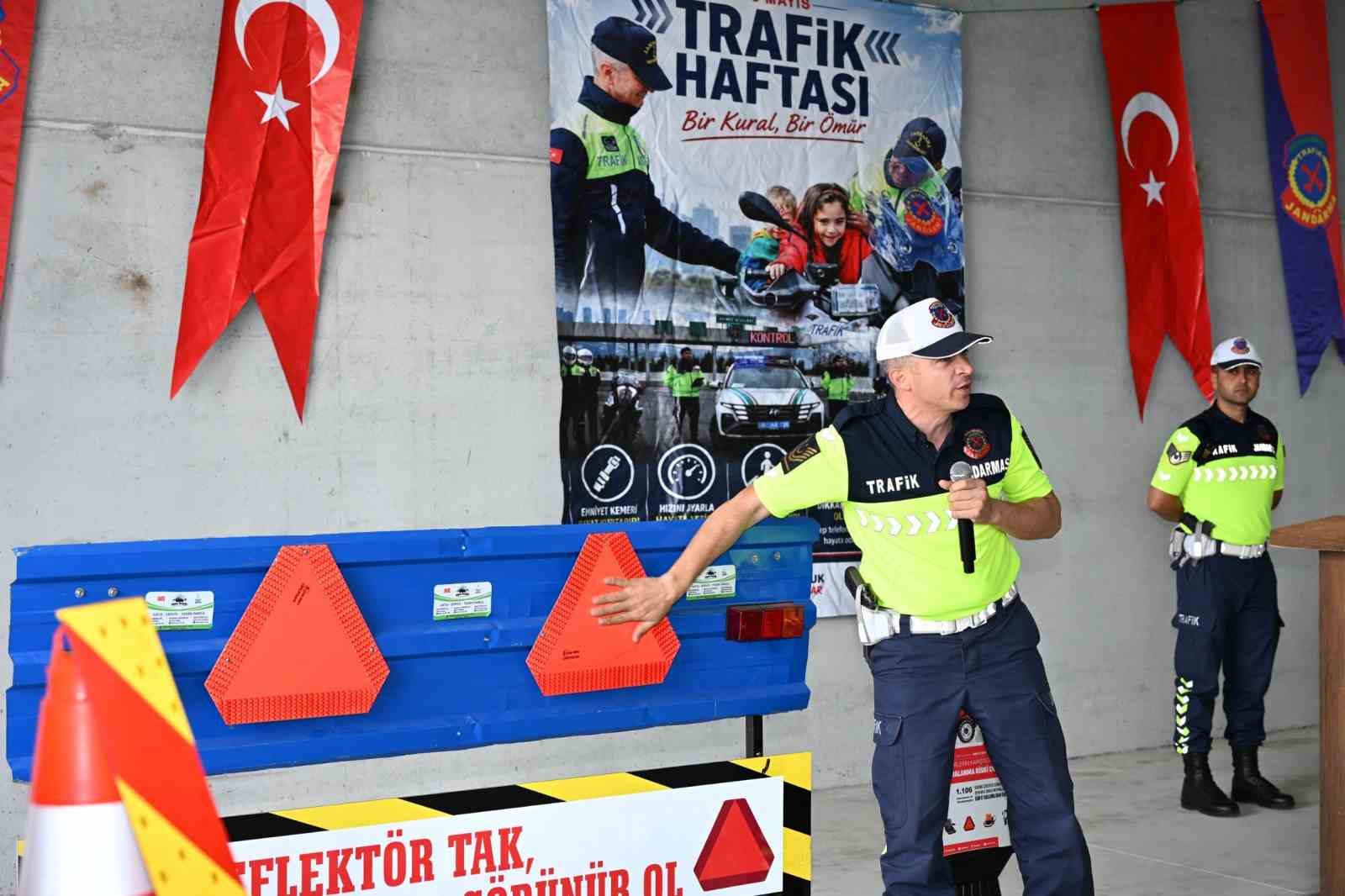 demircide-traktor-suruculerine-reflektor-dagitimi-yapildi-aSjJYS9c.jpg