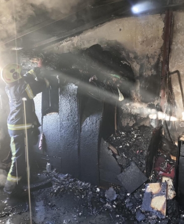 denizlide-4-katli-apartmanin-catisinda-cikan-yanginda-ev-kullanilamaz-hale-geldi-LR7LVyUm.jpg
