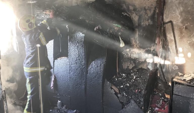 denizlide-4-katli-apartmanin-catisinda-cikan-yanginda-ev-kullanilamaz-hale-geldi-LR7LVyUm.jpg