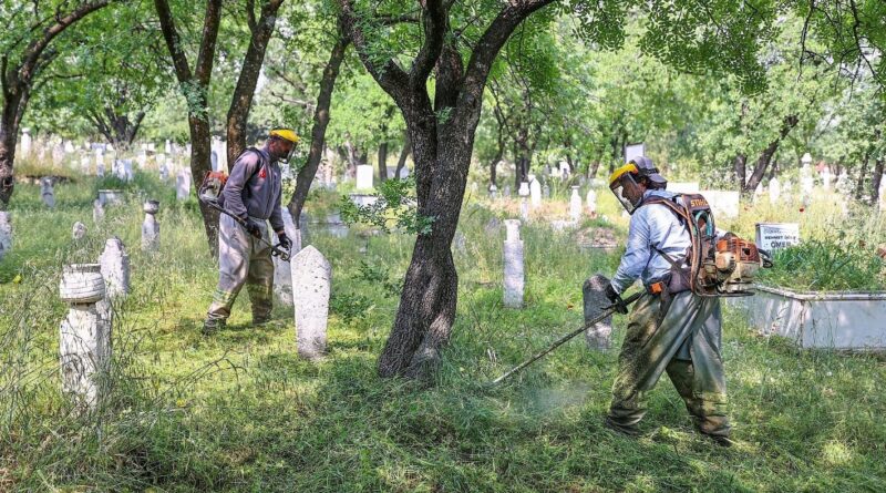 Denizli’de mezarlıklar Kurban Bayramına hazır
