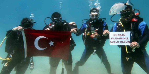 fethiyede-dalgiclardan-islak-bayram-kutlamasi-wclbhIwE.jpg