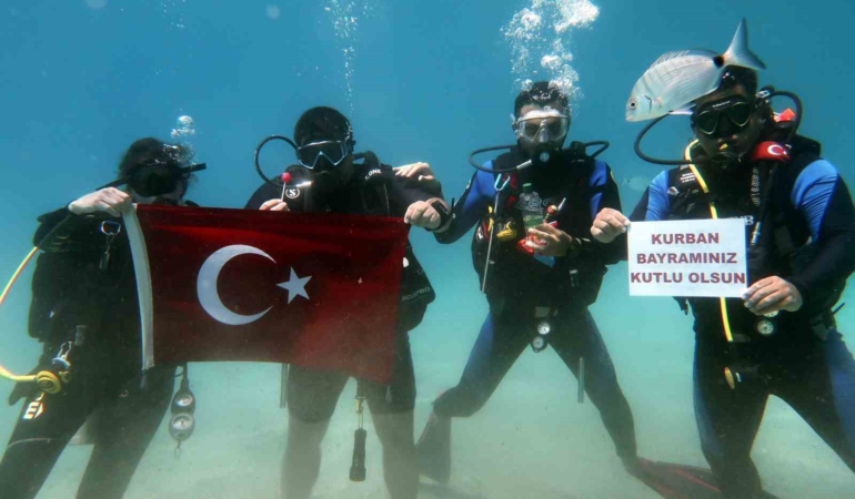 fethiyede-dalgiclardan-islak-bayram-kutlamasi-wclbhIwE.jpg