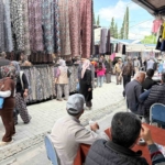 gordes-pazarinda-bayram-bereketi-sjJ49bgC.jpg