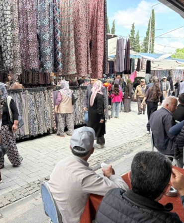 gordes-pazarinda-bayram-bereketi-sjJ49bgC.jpg