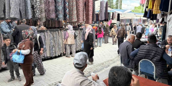 gordes-pazarinda-bayram-bereketi-sjJ49bgC.jpg