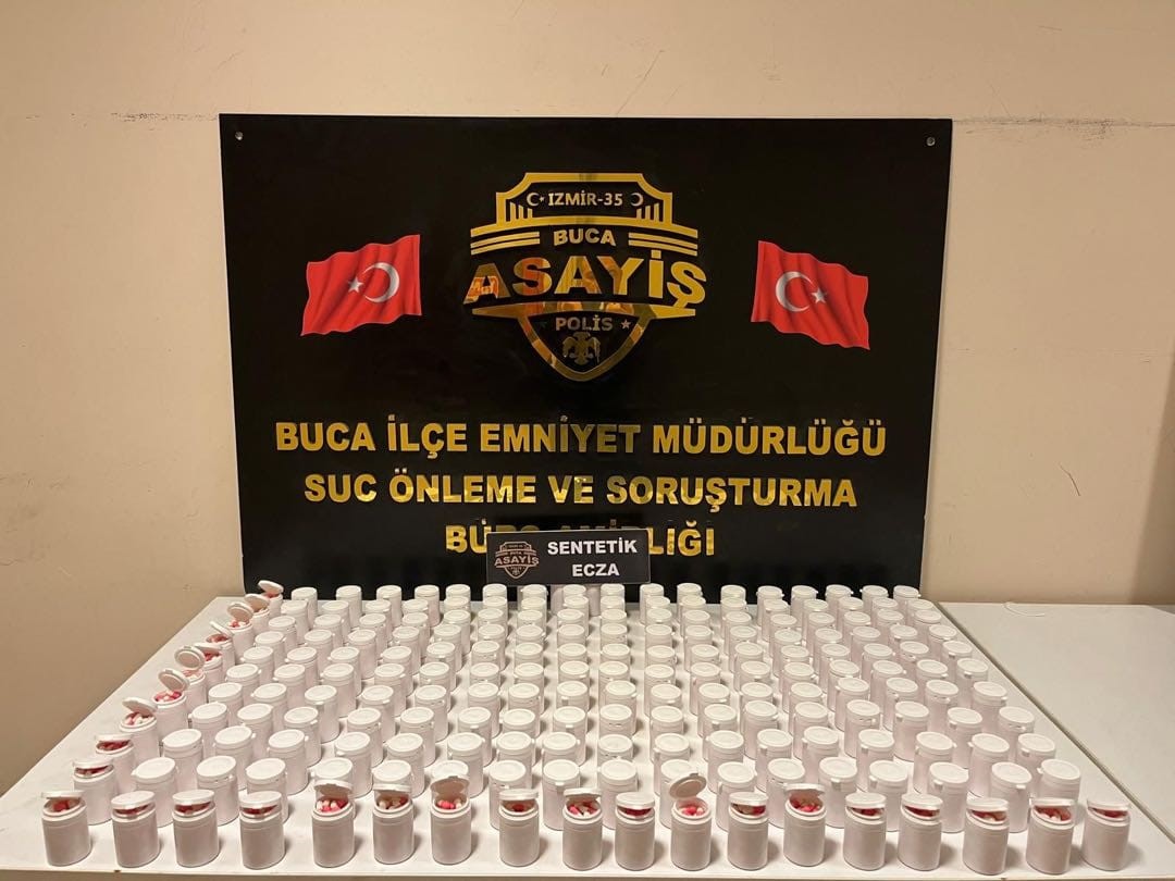 izmirde-10-bin-854-sentetik-hap-ele-gecirildi-yDLBGQST.jpg