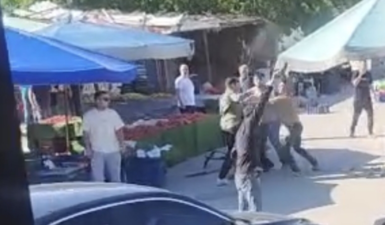izmirde-pazarcilar-arasinda-silahli-kavga-kamerada-x8ZnYKL6.jpg