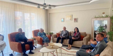 kaymakam-gungorden-sehit-ailelerine-bayram-ziyareti-vZ6bV1Xm.jpg