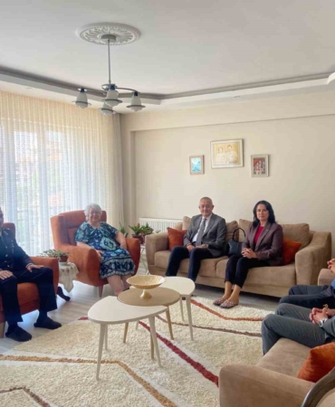 kaymakam-gungorden-sehit-ailelerine-bayram-ziyareti-vZ6bV1Xm.jpg