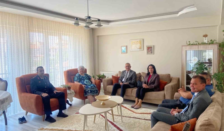 kaymakam-gungorden-sehit-ailelerine-bayram-ziyareti-vZ6bV1Xm.jpg