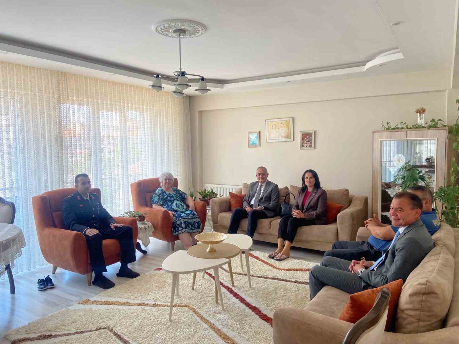 kaymakam-gungorden-sehit-ailelerine-bayram-ziyareti-vZ6bV1Xm.jpg
