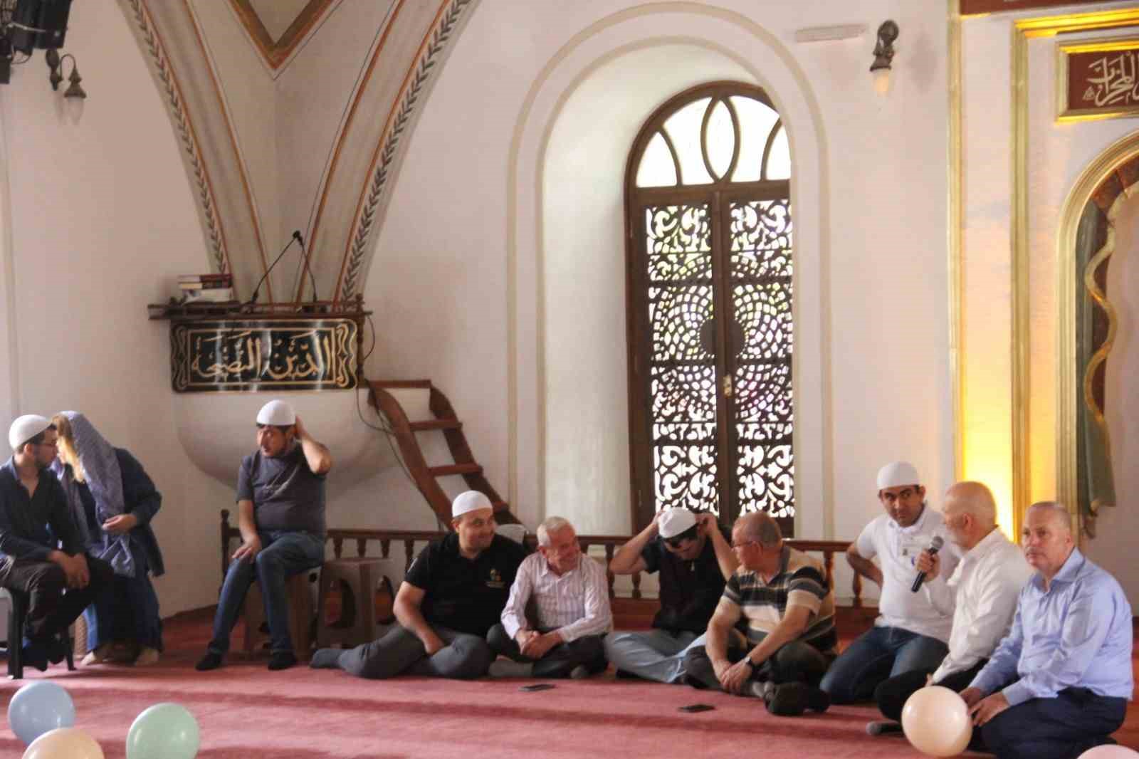 kursunlu-camiinde-gonuller-engel-tanimadi-SSKyKwX4.jpg