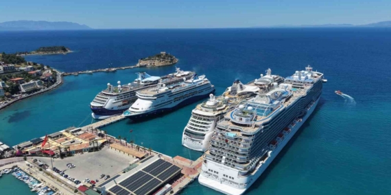 kusadasina-4-kruvaziyer-ile-9-bin-turist-geldi-5itpaGvi.jpg