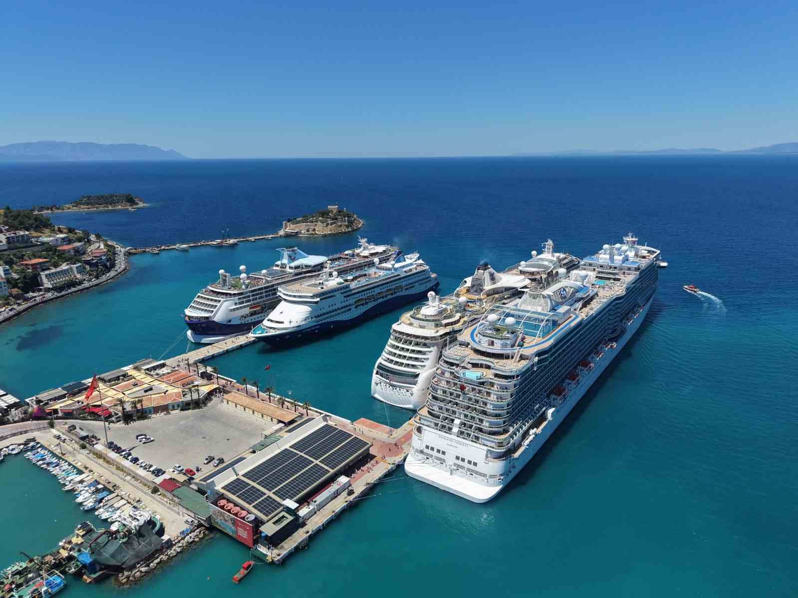 kusadasina-4-kruvaziyer-ile-9-bin-turist-geldi-5itpaGvi.jpg