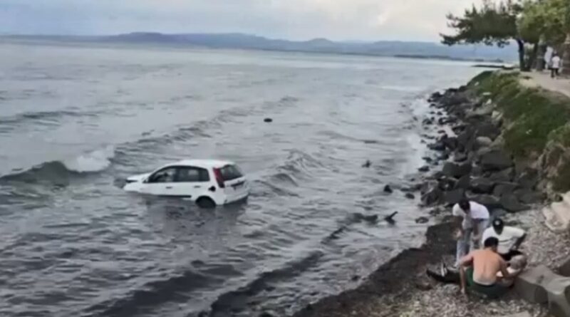 Kuşadası’nda otomobil denize uçtu: 1 yaralı