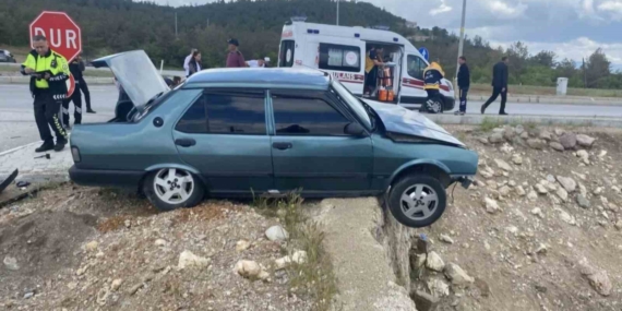 kutahya-emette-kavsakta-iki-arac-carpisti-3-yarali-4MtTaTNO.jpg