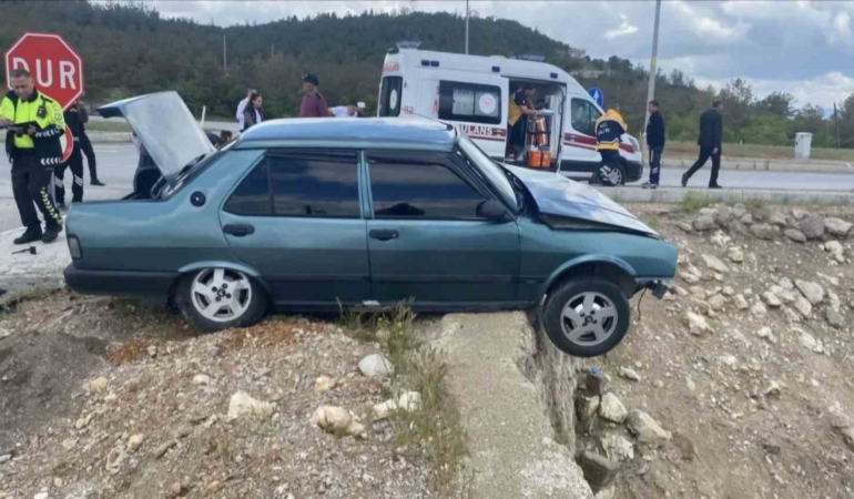 kutahya-emette-kavsakta-iki-arac-carpisti-3-yarali-4MtTaTNO.jpg