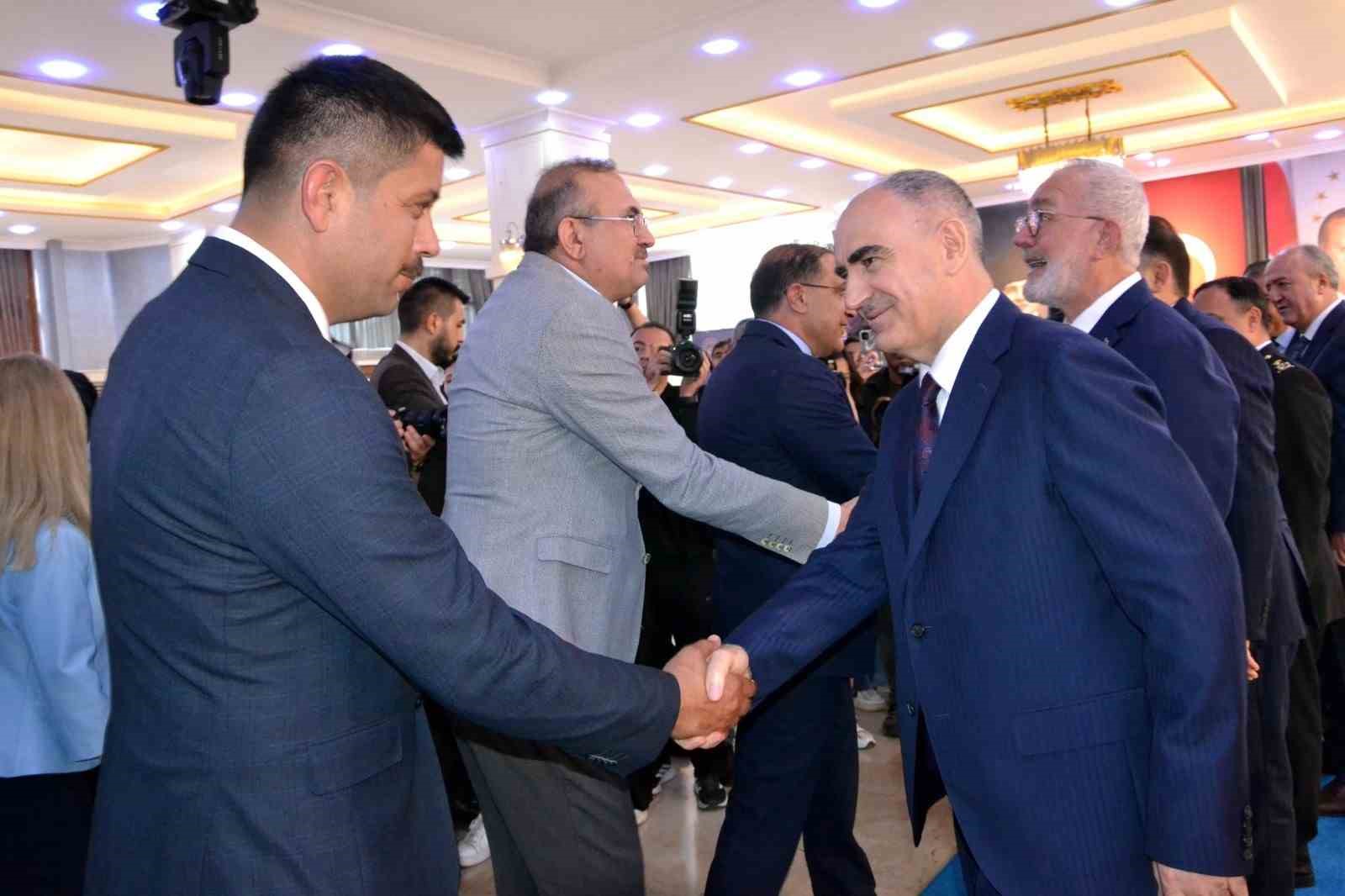 manisa-protokolu-bayramlasti-syAve2Bu.jpg