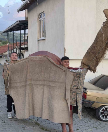 manisada-135-yillik-kukla-deve-gelenegi-yasatiliyor-4CEUV61i.jpg