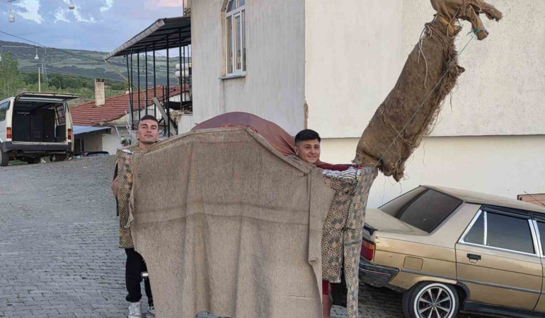 manisada-135-yillik-kukla-deve-gelenegi-yasatiliyor-4CEUV61i.jpg