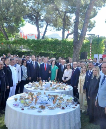 mugla-valiligi-bahcesinde-geleneksel-bayramlasma-toreni-duzenlendi-bbhp7Bxe.jpg