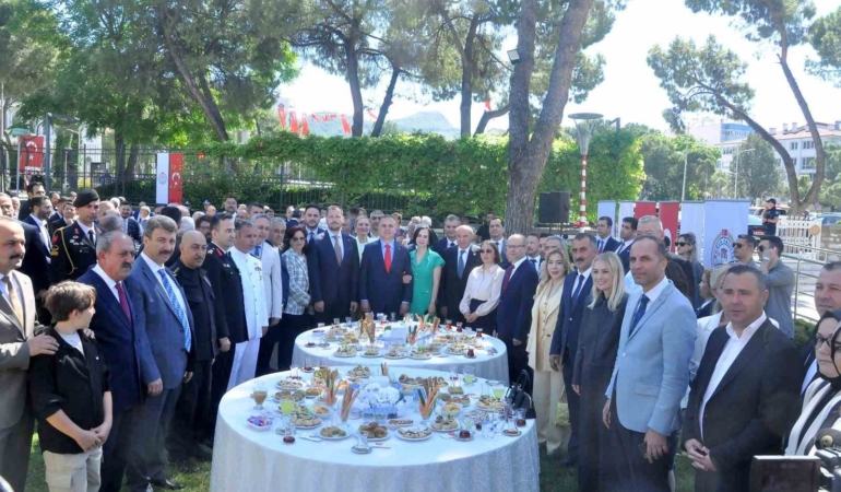 mugla-valiligi-bahcesinde-geleneksel-bayramlasma-toreni-duzenlendi-bbhp7Bxe.jpg