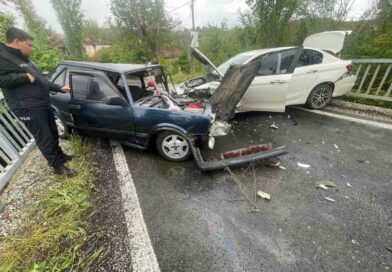 Otomobillerinin kafa kafaya çarpıştığı kazada 4 kişi yaralandı