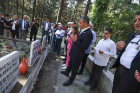 ozgur-ozel-manisada-sehitlik-ve-ferdi-zeyrekin-mezarini-ziyaret-etti-ukQGLv3h.jpg