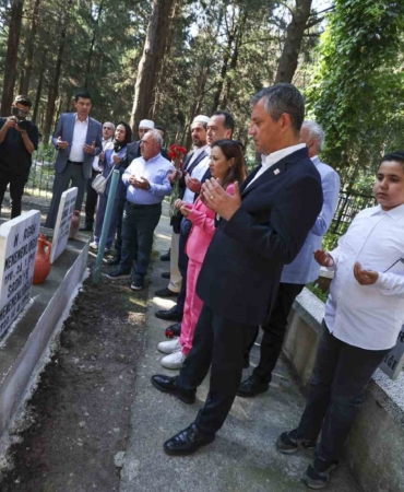 ozgur-ozel-manisada-sehitlik-ve-ferdi-zeyrekin-mezarini-ziyaret-etti-ukQGLv3h.jpg