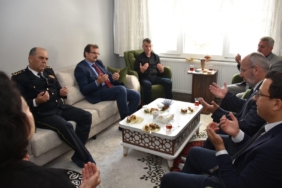 salihli-kaymakami-guldogandan-sehit-ailesine-bayram-ziyareti-csqdxeRa.jpg