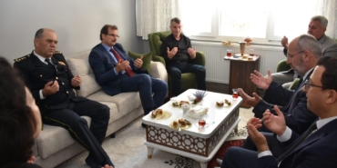 salihli-kaymakami-guldogandan-sehit-ailesine-bayram-ziyareti-csqdxeRa.jpg