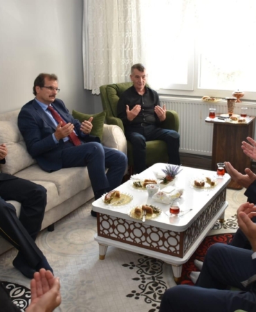 salihli-kaymakami-guldogandan-sehit-ailesine-bayram-ziyareti-csqdxeRa.jpg