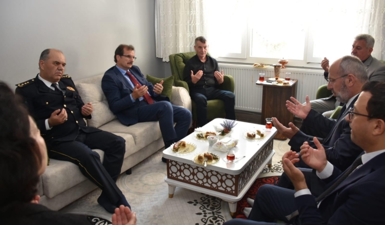 salihli-kaymakami-guldogandan-sehit-ailesine-bayram-ziyareti-csqdxeRa.jpg