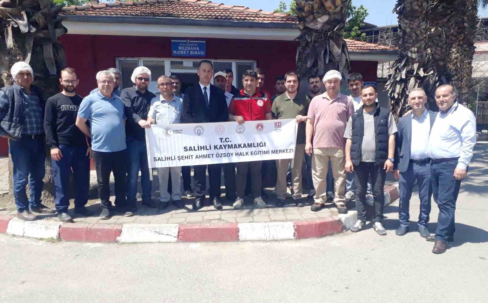 salihlide-kurban-kesimini-uygulamali-ogrendiler-rZP3AFr4.jpg