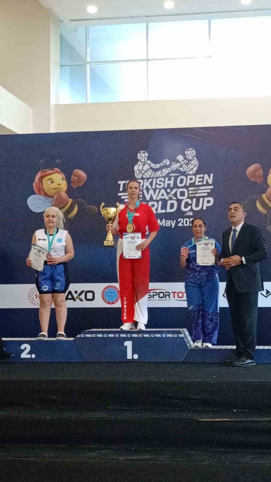 sandiklili-sporcudan-kick-boks-kupasinda-buyuk-basari-QBj4GiYE.jpg