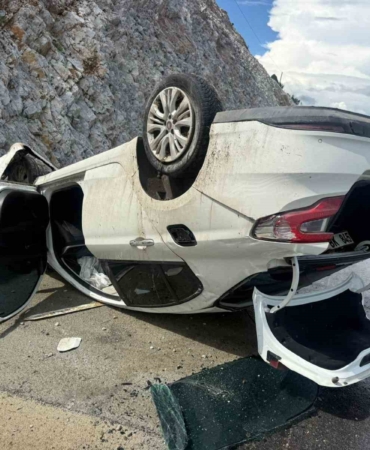 takla-atip-refuje-giren-otomobilde-4-kisi-yaralandi-RWSAsaPk.jpg