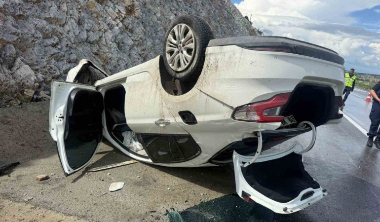 takla-atip-refuje-giren-otomobilde-4-kisi-yaralandi-RWSAsaPk.jpg