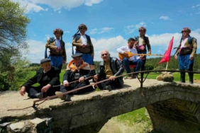 tarihi-mekanlarda-zeybek-coskusu-yasandi-YBymrtnb.jpg