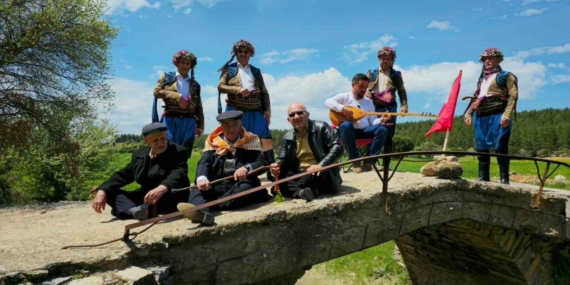 tarihi-mekanlarda-zeybek-coskusu-yasandi-YBymrtnb.jpg